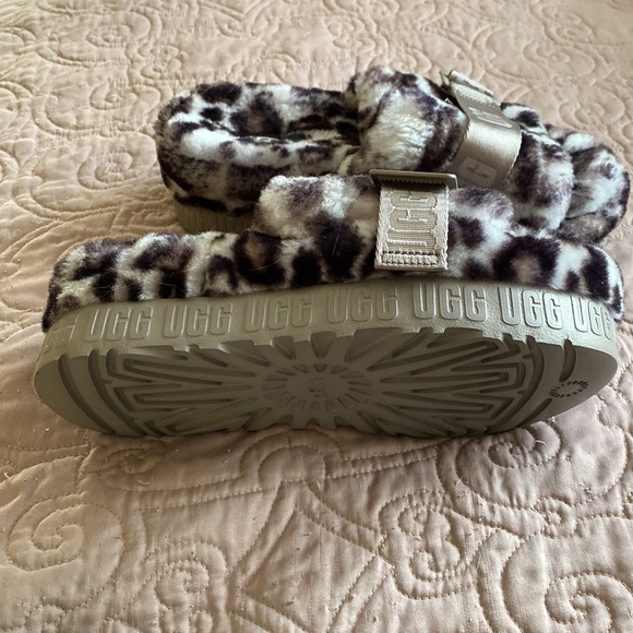 UGG Slippers - Picture 2 of 7